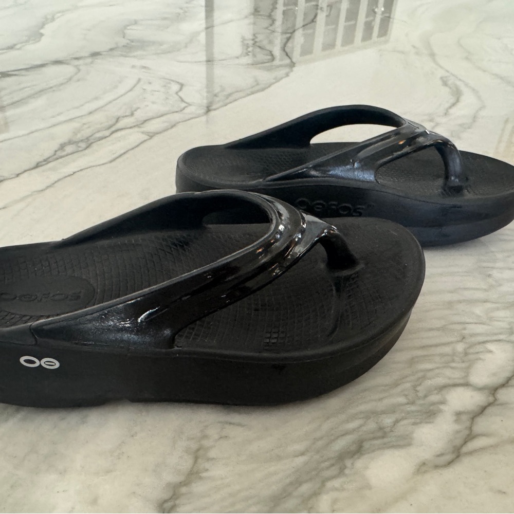 Oofos OOlala Recovery Flip Flops Comfort – Black – Size W8 / EU 39